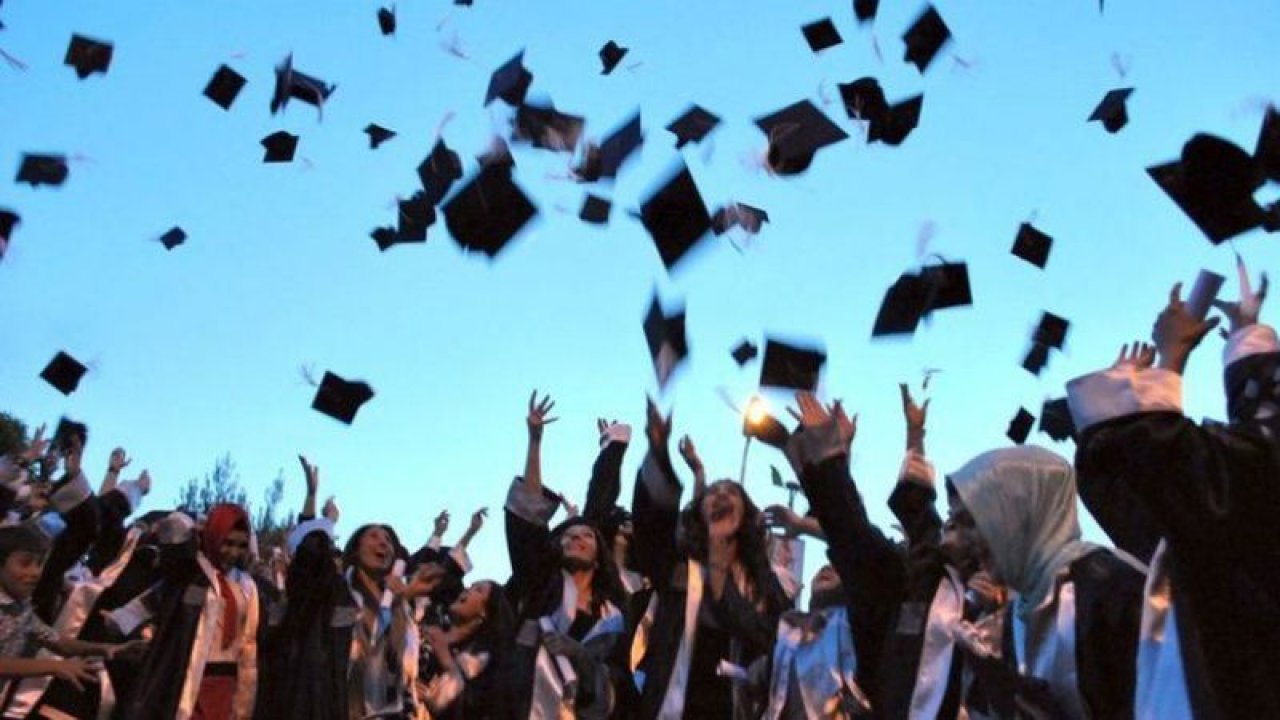 AKP Genel Başkan Danışmanı: Üniversite mezunları, statüsünün altında bir unvanla çalışmaya razı olmuyor