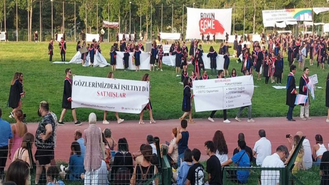 ODTÜ ÖĞRENCİLERİ, MEZUNİYETLERİNİ DEVRİM STADYUMU'NDA KUTLADI