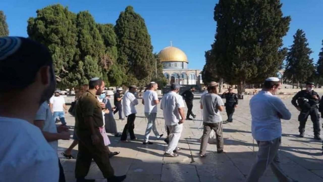 Siyonist işgalcilerden Mescid-i Aksa'ya silahlı baskın