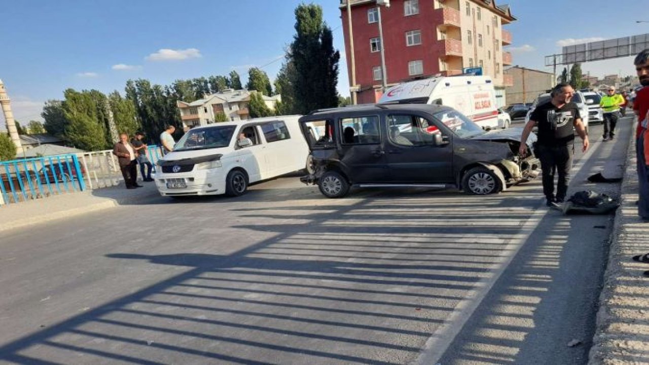 Ağrı'da iki aracın karıştığı kazada şoförler yaralandı