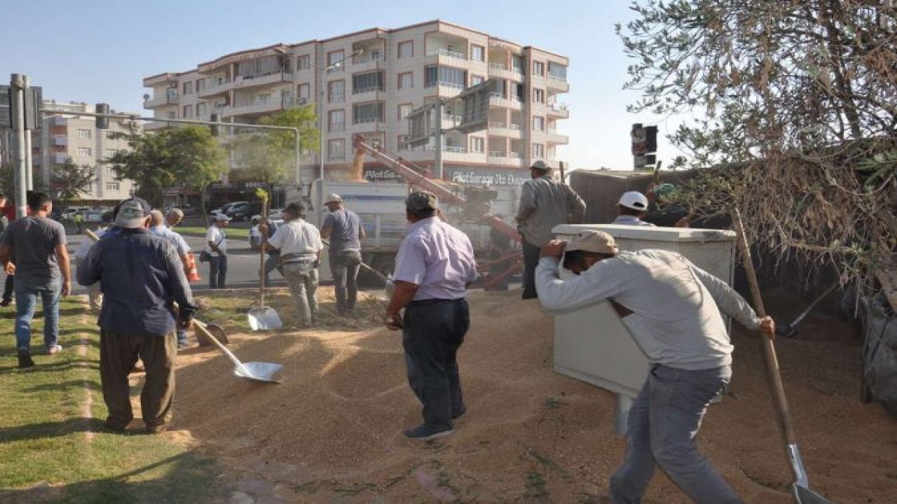 Batman’da buğday yüklü kamyon devrildi