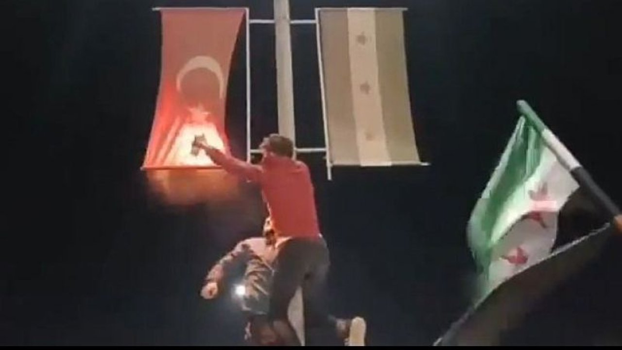 Çavuşoğlu konuştu, Azez ve Cerablus'ta Türk bayrakları yakıldı