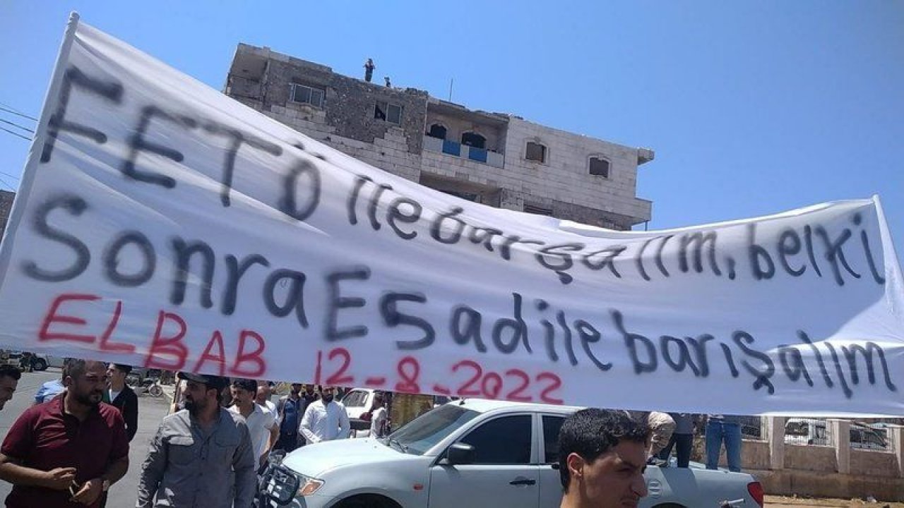 El-Bab'daki Türkiye karşıtı eylemde dikkat çeken pankart: FETÖ ile barışın...
