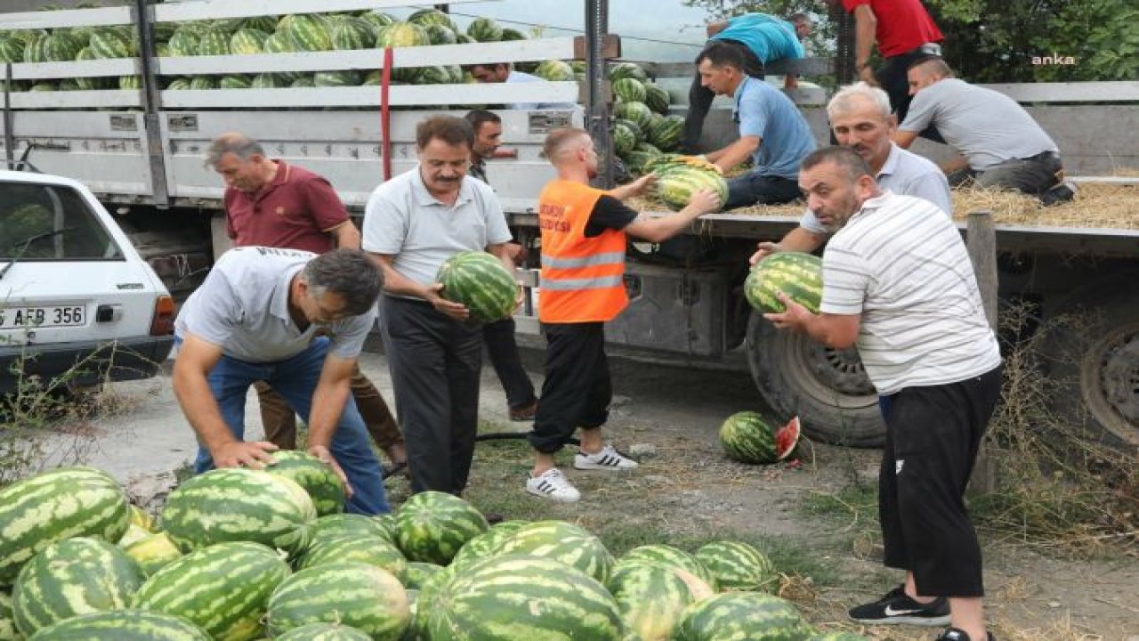 CHP’Lİ BELEDİYEDEN ÜRETİCİYE DESTEK… “KARPUZ TARLADA KALMASIN” DİYEREK ÇİFTÇİNİN KARPUZUNU SATIN ALDI; YURTTAŞLARA KİLOSU 1 TL'DEN ULAŞTIRDI