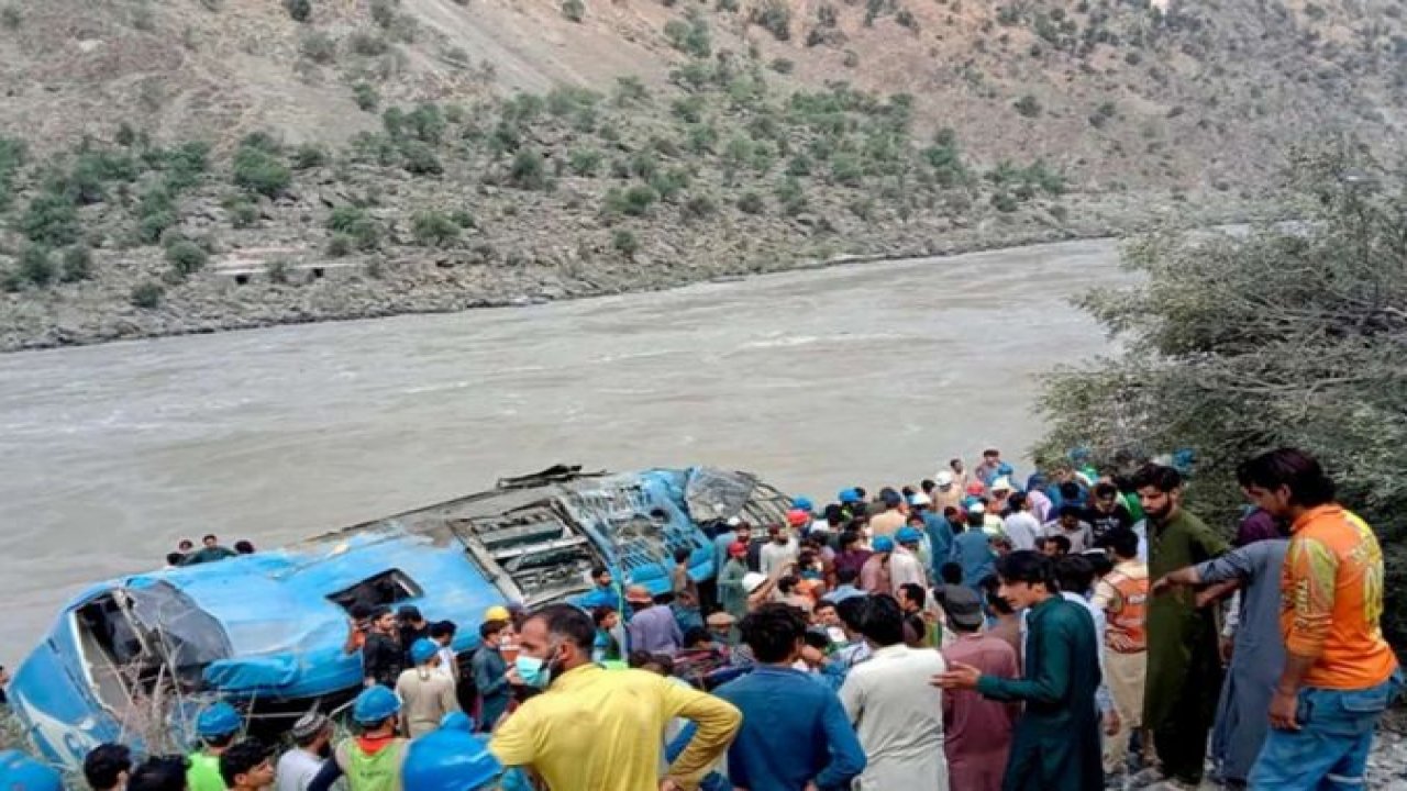 Pakistan'da kamyon ile otobüsün karıştığı kazada 13 kişi öldü