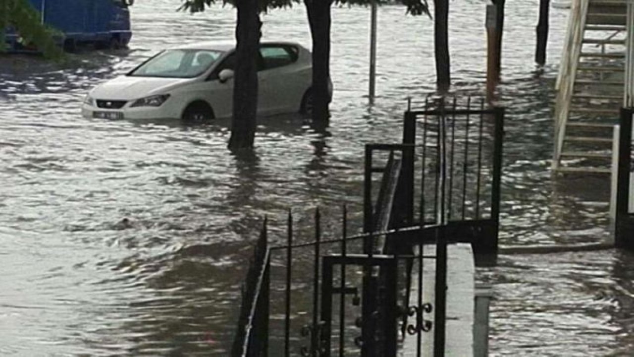 İstanbul'da kuvvetli sağanak etkili oluyor: Araçlar yollarda kaldı