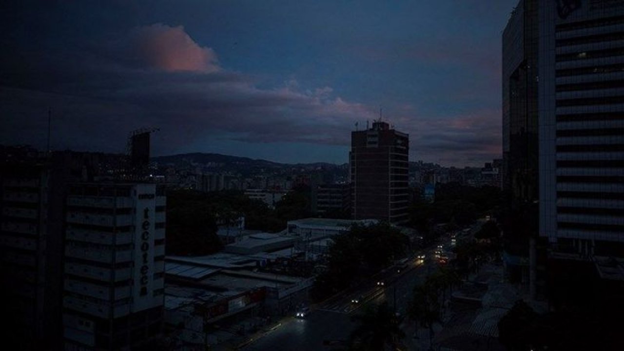 Venezuela elektrik kesintisi! Ülke karanlığa büründü