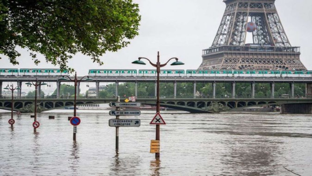 Paris'te şiddetli yağmur ve fırtına etkili oldu