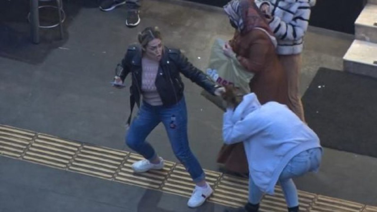 Anne kız sokak ortasında kavgaya tutuştu! Saçından tutup böyle sürükledi