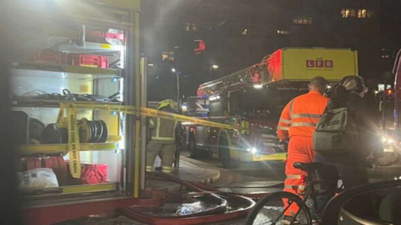 Londra'da metro istasyonunda yangın