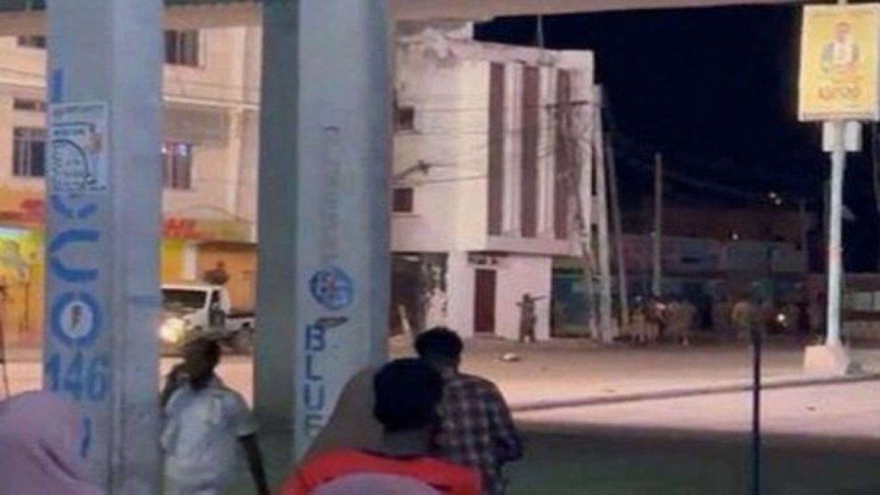 Eş-Şebab Mogadişu'da bir otele saldırı düzenledi: En az 10 ölü