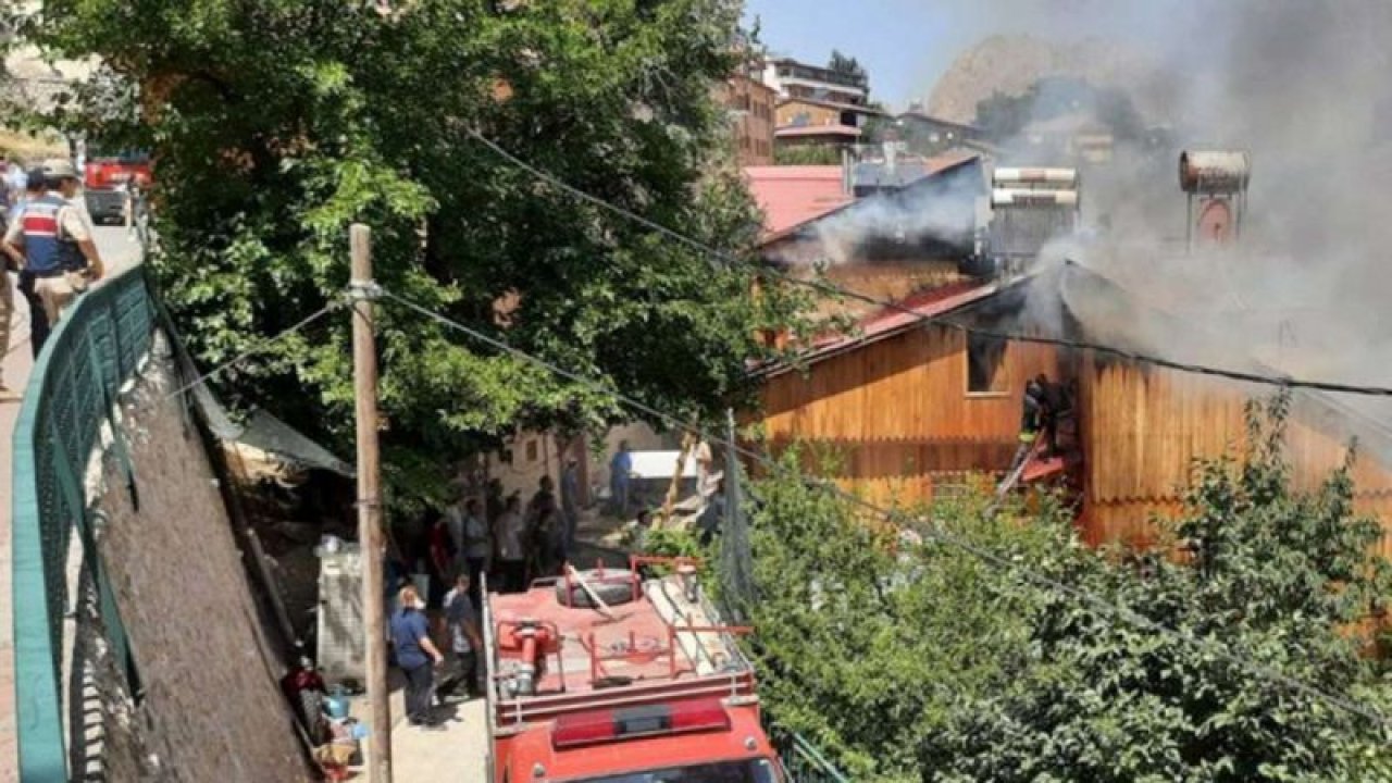 Erzincan'da ahşap evde başlayan yangın 4 evi yuttu