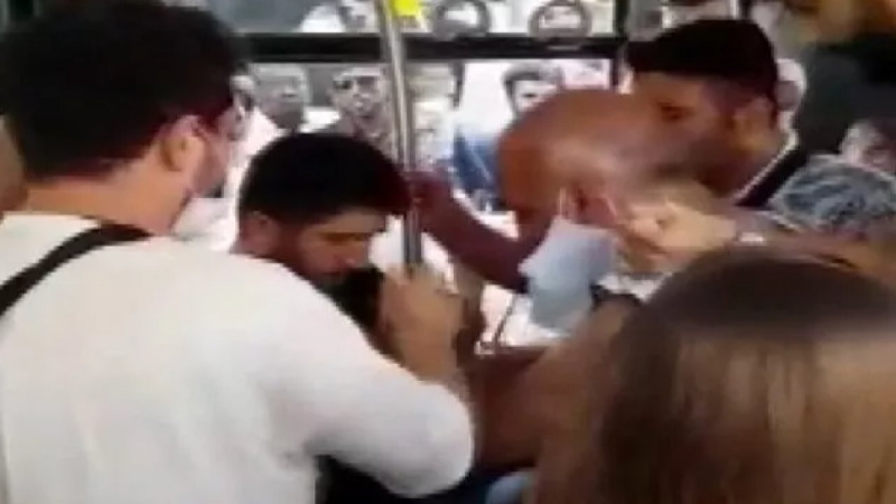 Metrobüste mide bulandıran olay! Yabancı uyruklu şahıs, kadın yolcuyu çekti tokatı yedi