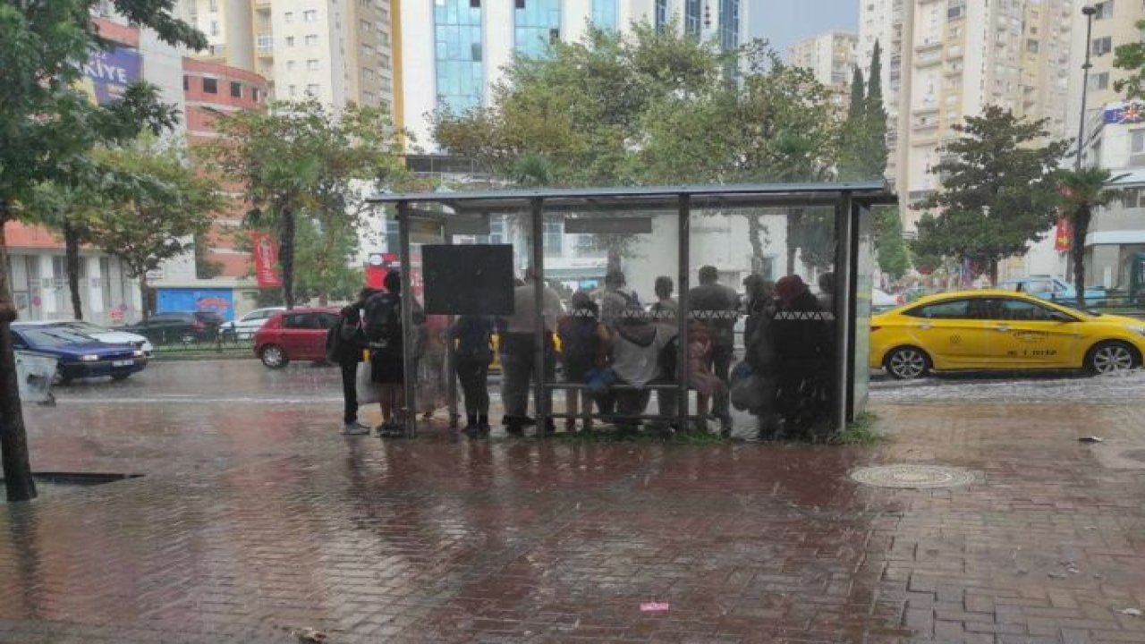 Bursa'da aniden yağan yağmur su baskınlarına neden oldu