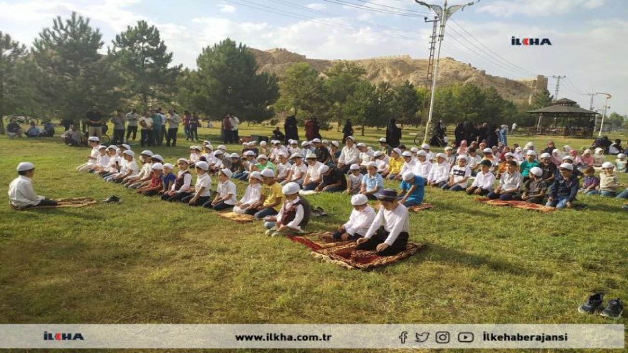 Van'da çocuklar "namaz" için bir araya geldi