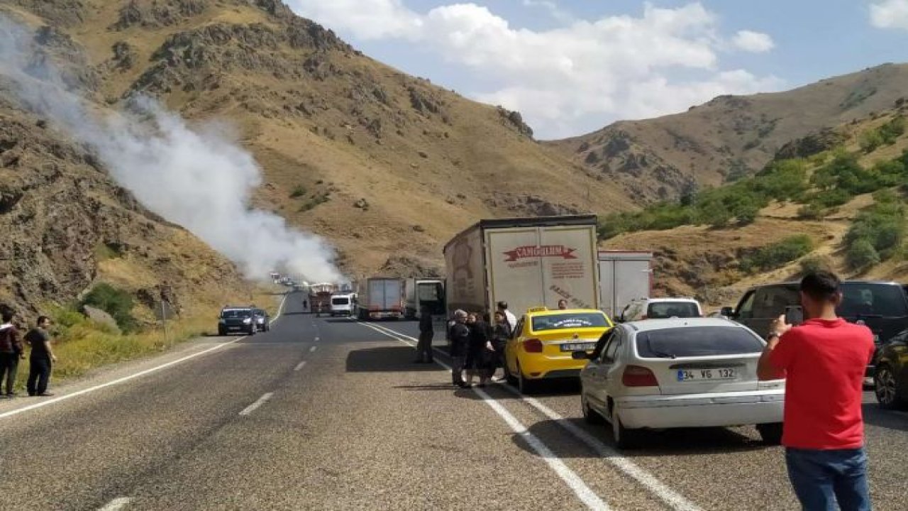 Ağrı'da kafa kafaya çarpışan tır ve kamyon alev alarak yandı