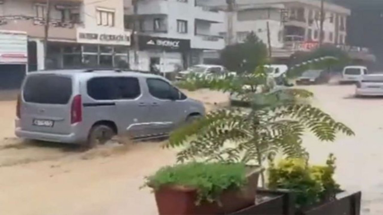 İzmir'de cadde ve sokakları su bastı