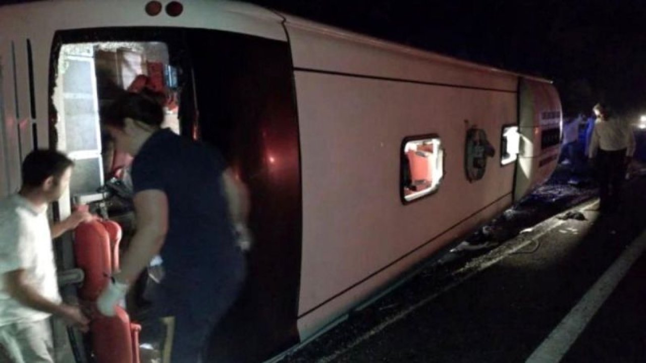Denizli'de feci kaza! Pamukkale'de seyir halindeki yolcu otobüsü devrildi! Çok sayıda yolcu yaralandı!
