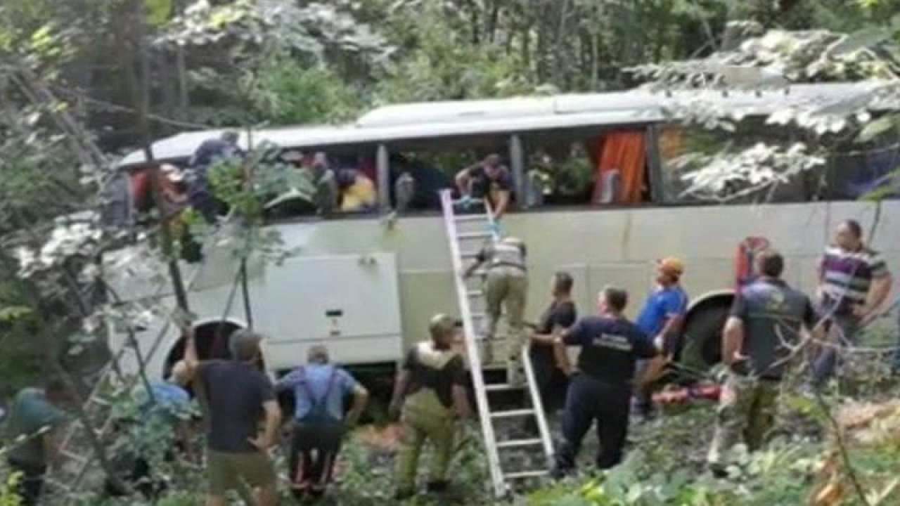 Bursa'da korkunç kaza! Otobüs şarampole uçtu, ölü ve yaralılar var