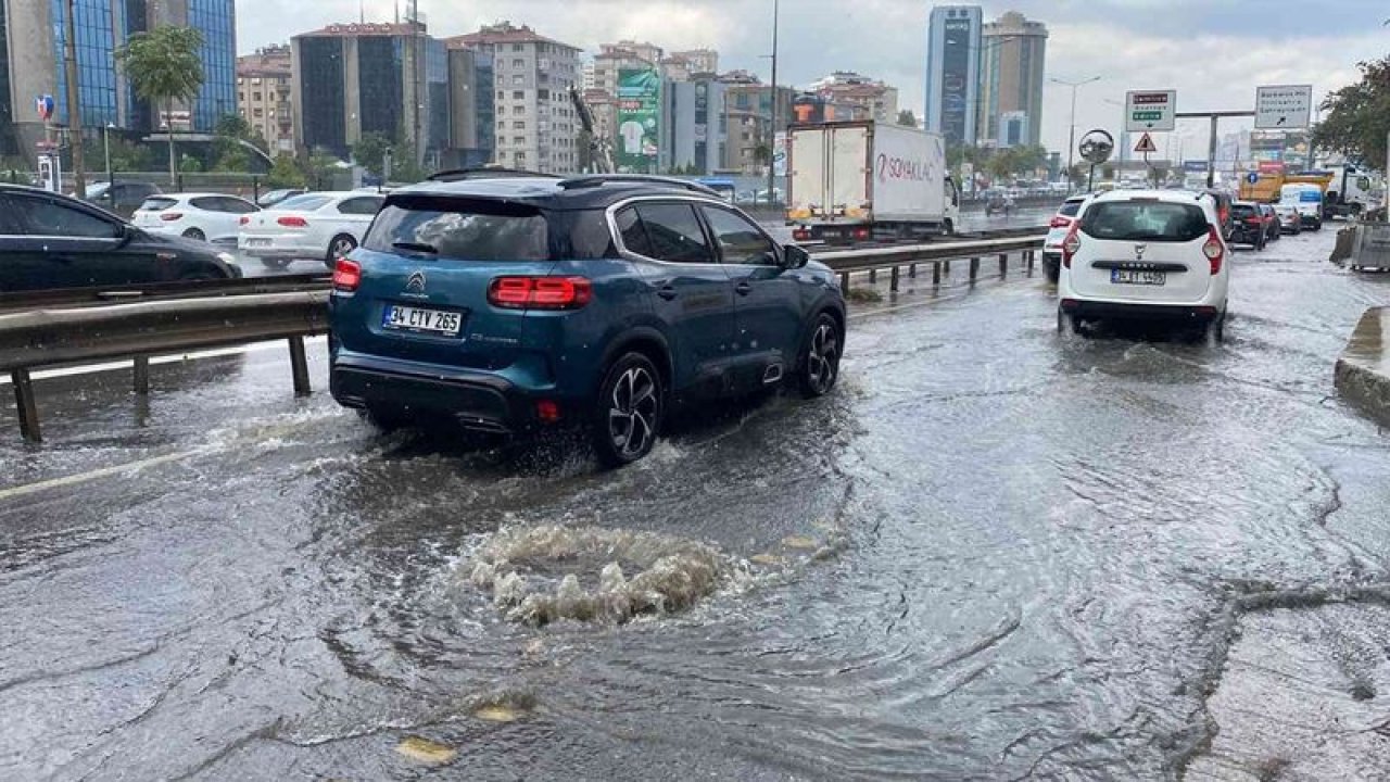 İstanbul'da yağmur bastırdı!  Ataşehir'de yollar göle döndü