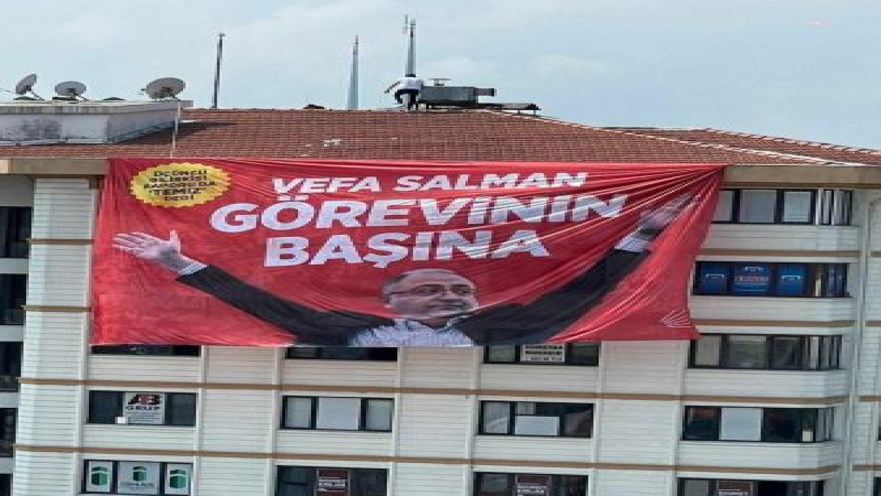 CHP GENÇLİK KOLLARI YALOVA’DA “VEFA SALMAN, GÖREVİNİN BAŞINA” PANKARTI ASTI