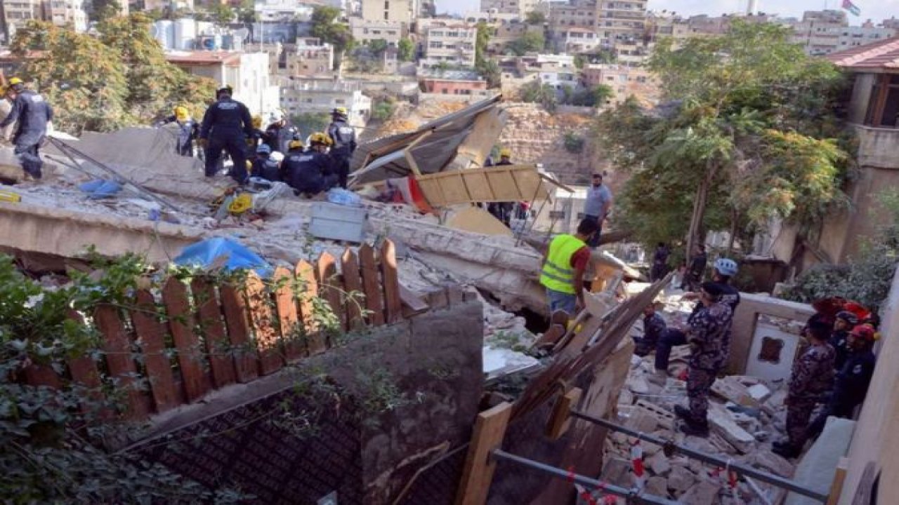 Ürdün'de çöken binanın enkazından 10 kişinin cansız bedeni çıkarıldı