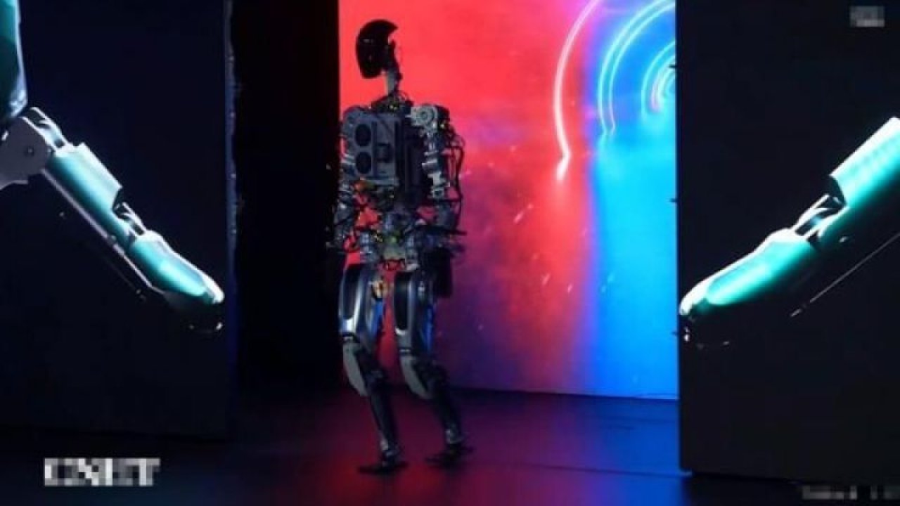 Tesla CEO'su Elon Musk, 'insansı robot' Optimus'u tüm dünyaya tanıttı! İşte yetenekleri ve fiyatı