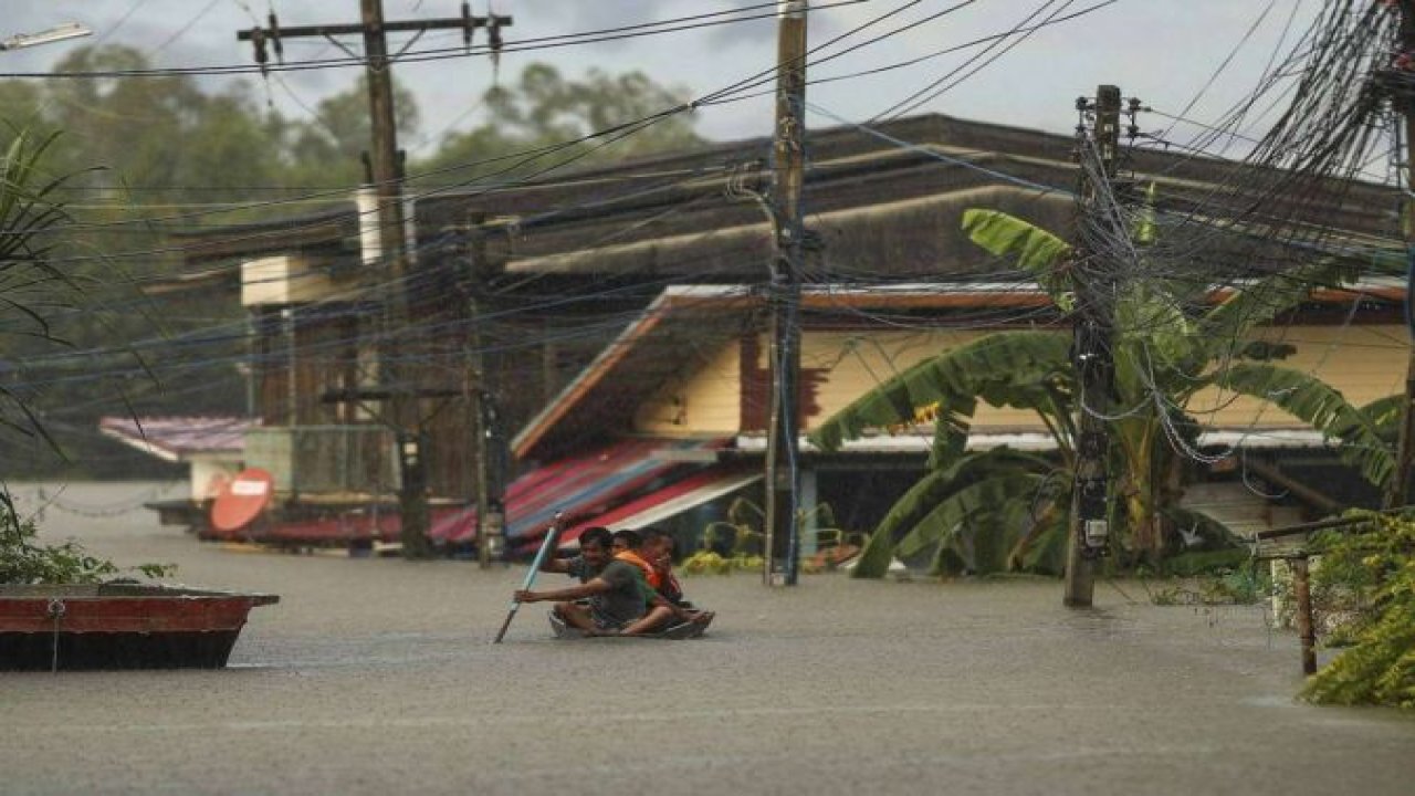 Tayland'da etkili olan Noru Tayfunu şiddetli yağışlara yol açtı