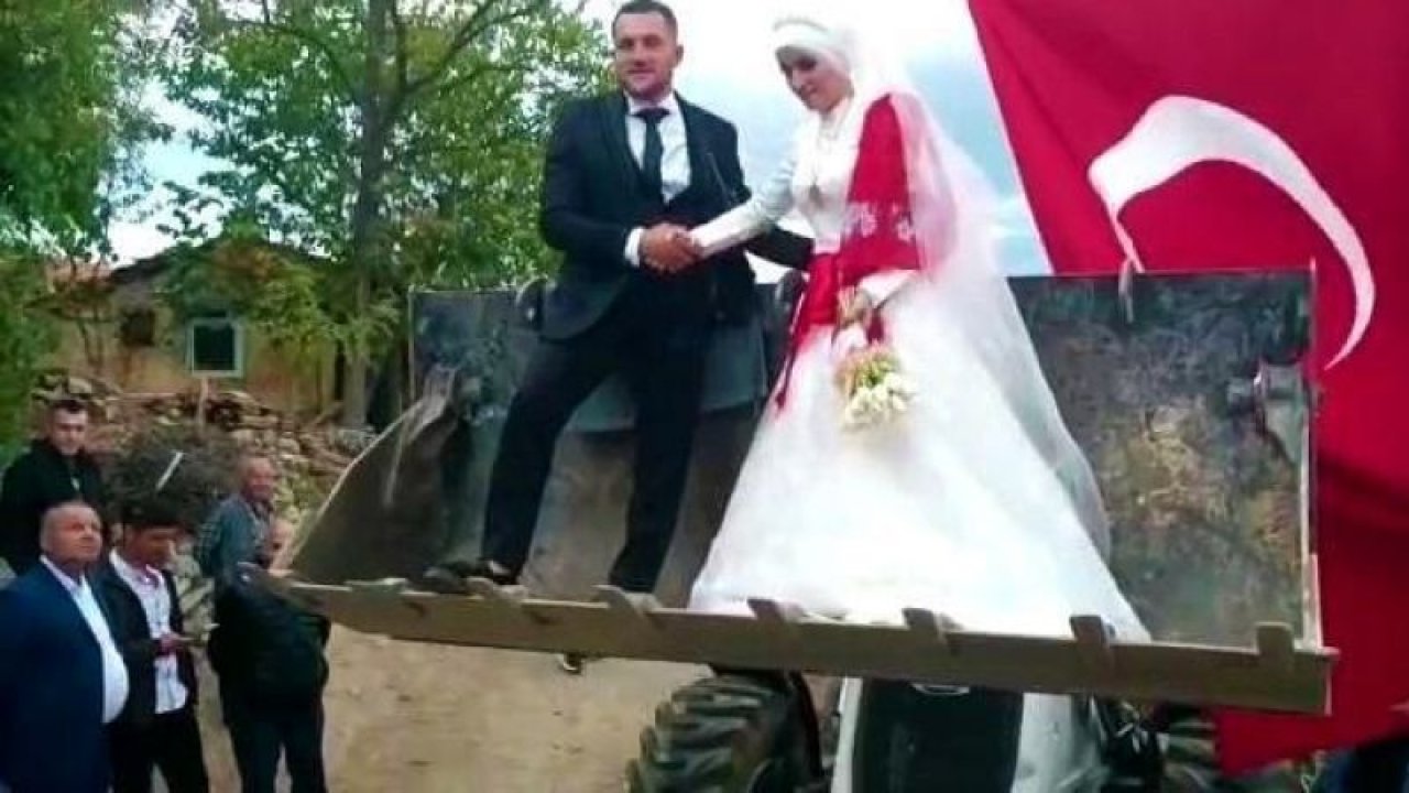 Sosyal medyaya Kepçeli düğün damga vurdu! Kepçe operatörü damat, gelini kız evinden kepçeyle alarak düğüne götürdü