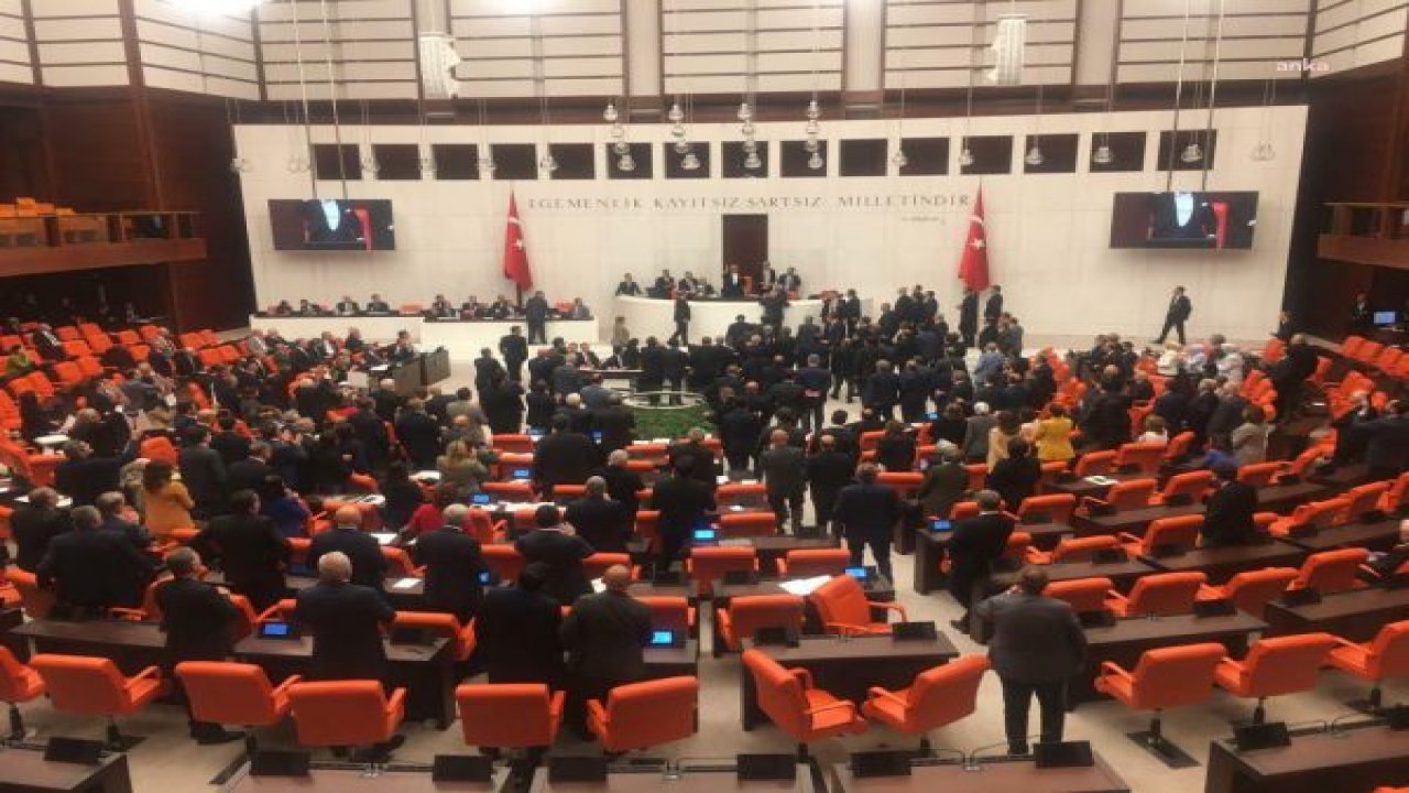 'SANSÜR YASASI'NIN 13 MADDESİ DAHA KABUL EDİLDİ, 'GERÇEĞE AYKIRI BİLGİ YAYMA' SUÇUNU DÜZENLEYEN MADDEYE CHP'NİN PROTESTOSU NEDENİYLE GEÇİLEMEDİ