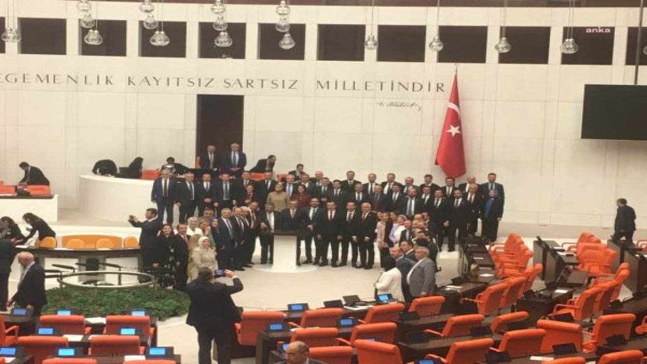 “SANSÜR YASASI” TEKLİFİ, TBMM GENEL KURULU'NDA OYÇOKLUĞU İLE KABUL EDİLDİ: AKP VE MHP MİLLETVEKİLLERİ BİRLİKTE FOTOĞRAF ÇEKTİRDİ