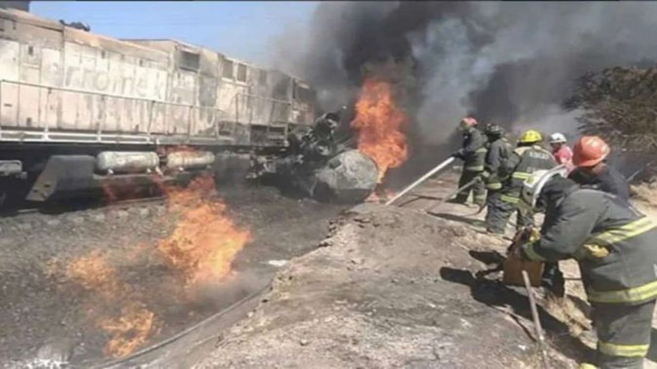 Meksika'da yük treni gaz tankerine çarptı: 50 araç ve 120 ev hasar gördü