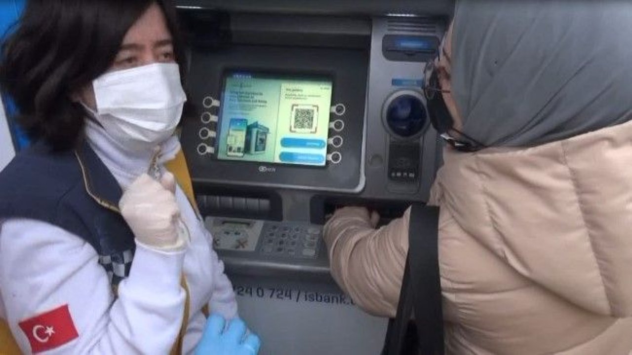 Para çekmek isterken elini ATM'ye sıkıştırdı