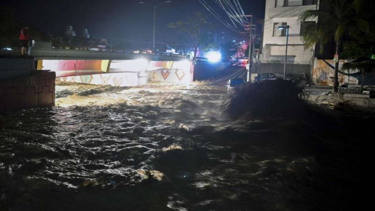 Roslyn Kasırgası Meksika'da etkili oluyor