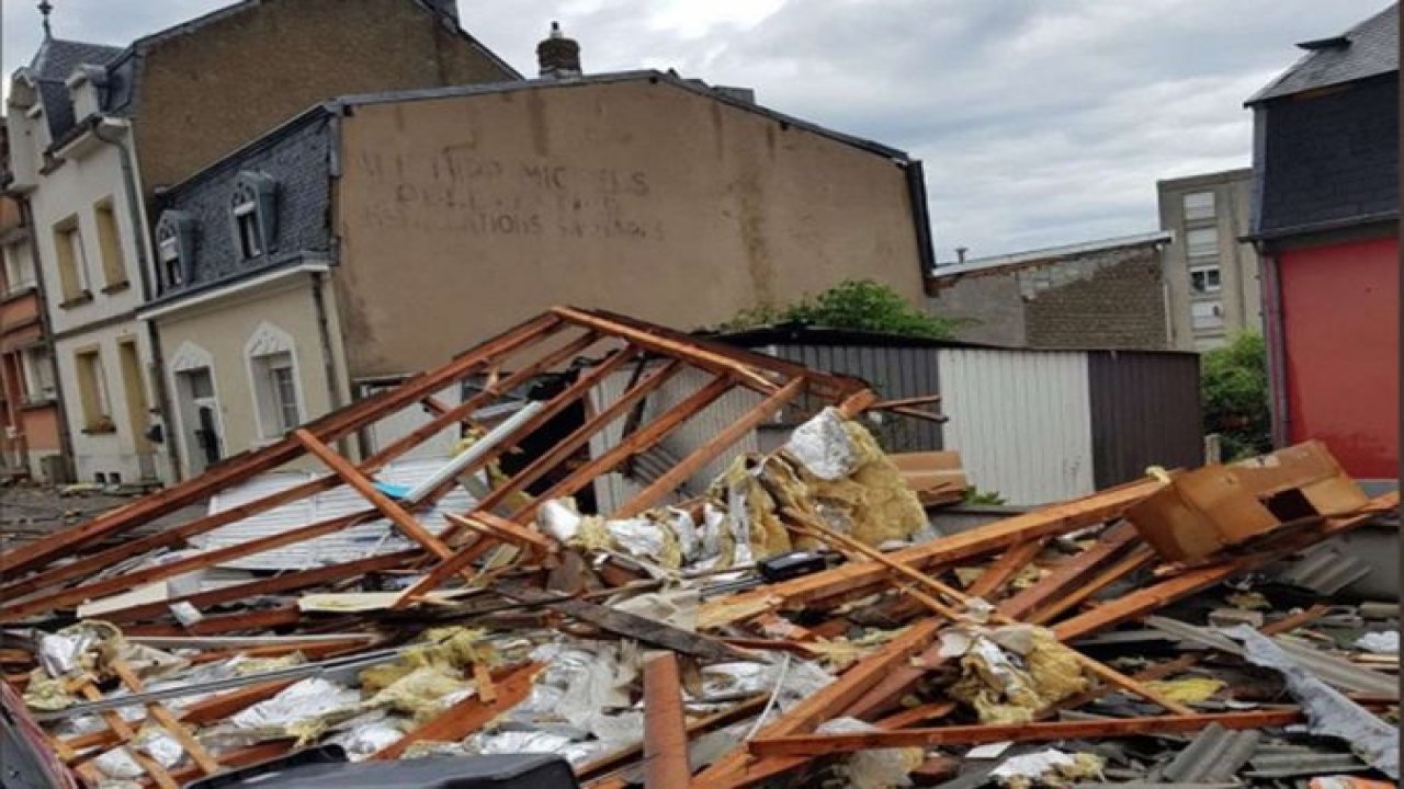 Fransa'da hortum nedeniyle onlarca evin çatısı uçtu