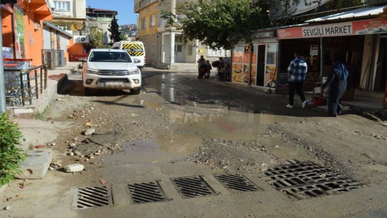 Yağmur sonrası oluşan su birikintileri ve çamurlu yollar halkı mağdur ediyor