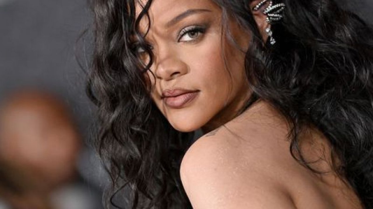 Rihanna'nın 6 yıl sonra çıkardığı Lift Me Up şarkısı yayınlandı! İşte sözleri...