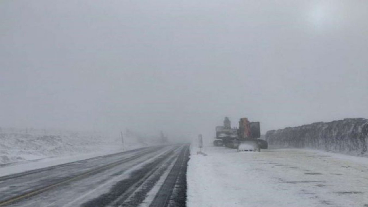 Ardahan'da kar yağışı ulaşımda aksamalara yol açıyor