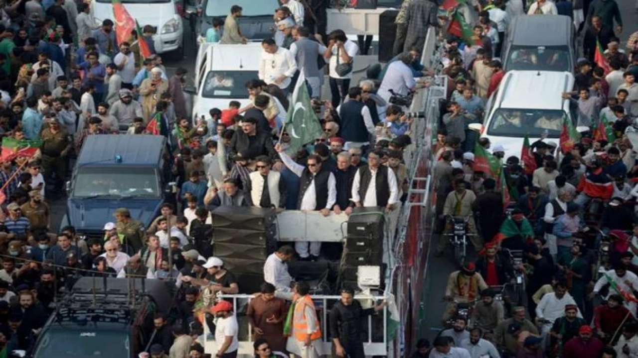 Pakistan'ın eski Başbakan Han'ın İslamabad'a yürüyüşü devam ediyor