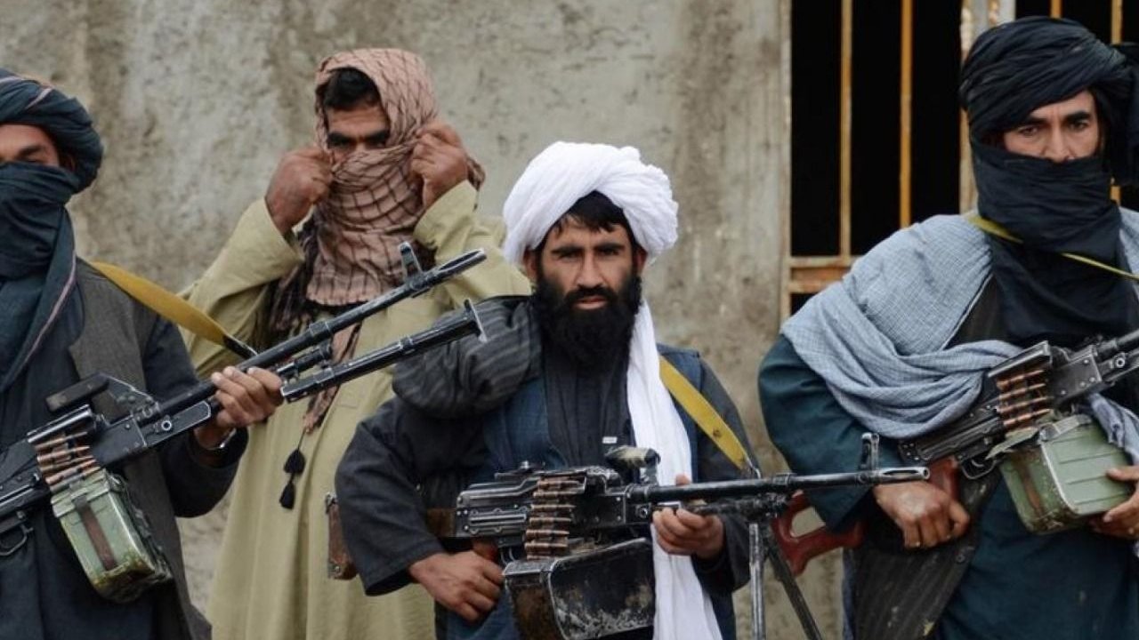 Taliban üyeleri şeklini 'beğenmedikleri' gencin saçını döve döve kesti