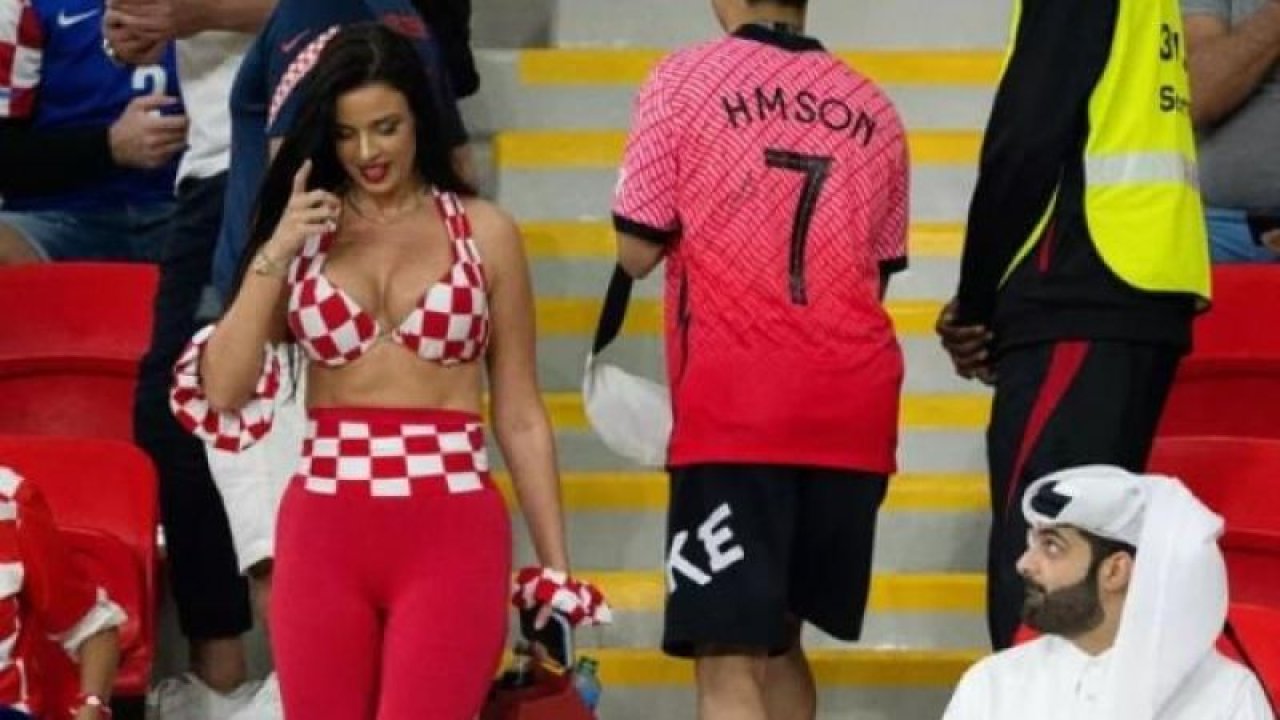 Dünya Kupası'nın gözde güzeli Ivana Knoll sınırları zorluyor! Şikayet üstüne  cesur kıyafet giydi! Katarlılar bile gözünü ondan alamadı!