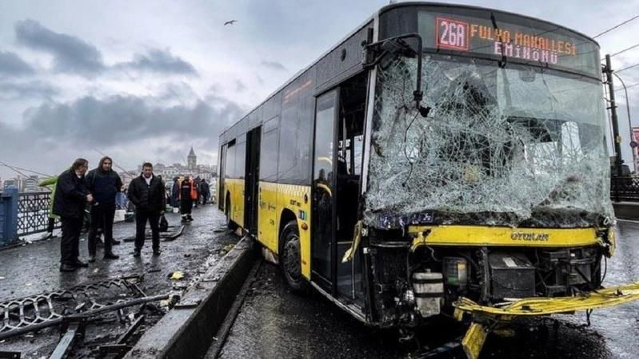 Eminönü'nde korkunç kaza! İETT otobüsü Galata Köprüsündeki vatandaşlara daldı!