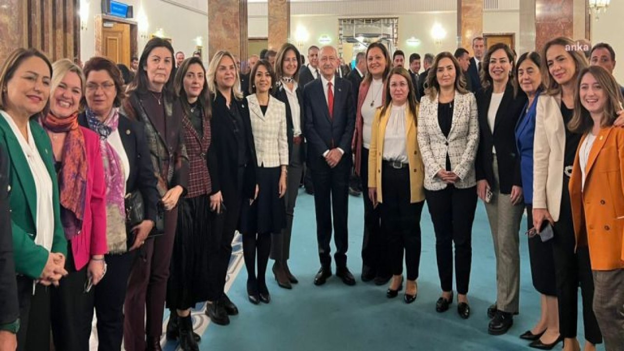 KILIÇDAROĞLU, KADINLARA SEÇME VE SEÇİLME HAKKI VERİLMESİNİN YILDÖNÜMÜNDE CHP'NİN KADIN MİLLETVEKİLLERİ İLE HATIRA FOTOĞRAFI ÇEKTİRDİ