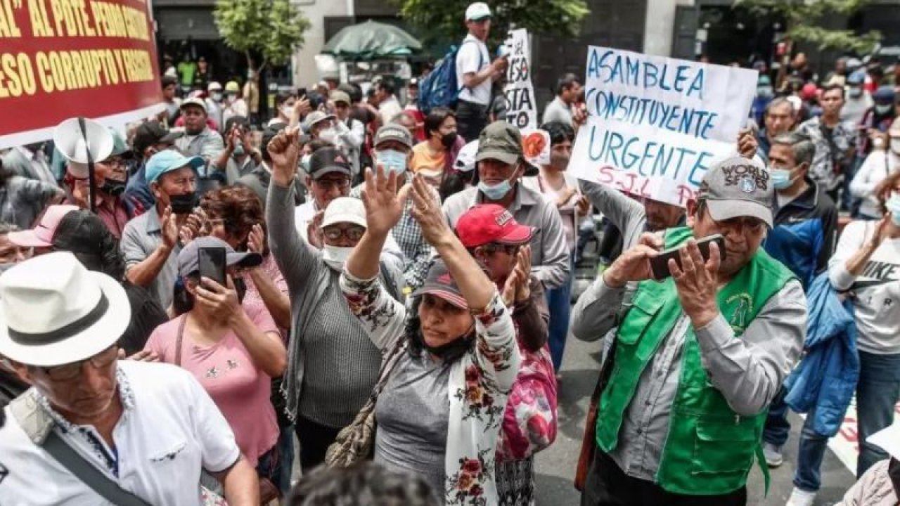 Peru'da  işler karıştı! OHAL ilan edildi!  Halk sokaklara döküldü