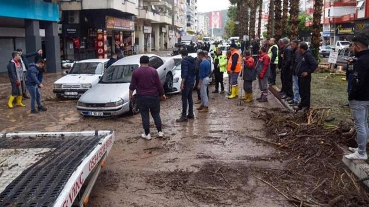 Antalya'da  sel alarmı! Şiddetli yağış beklentisi nedeniyle 3 ilçede okullar tatil edildi