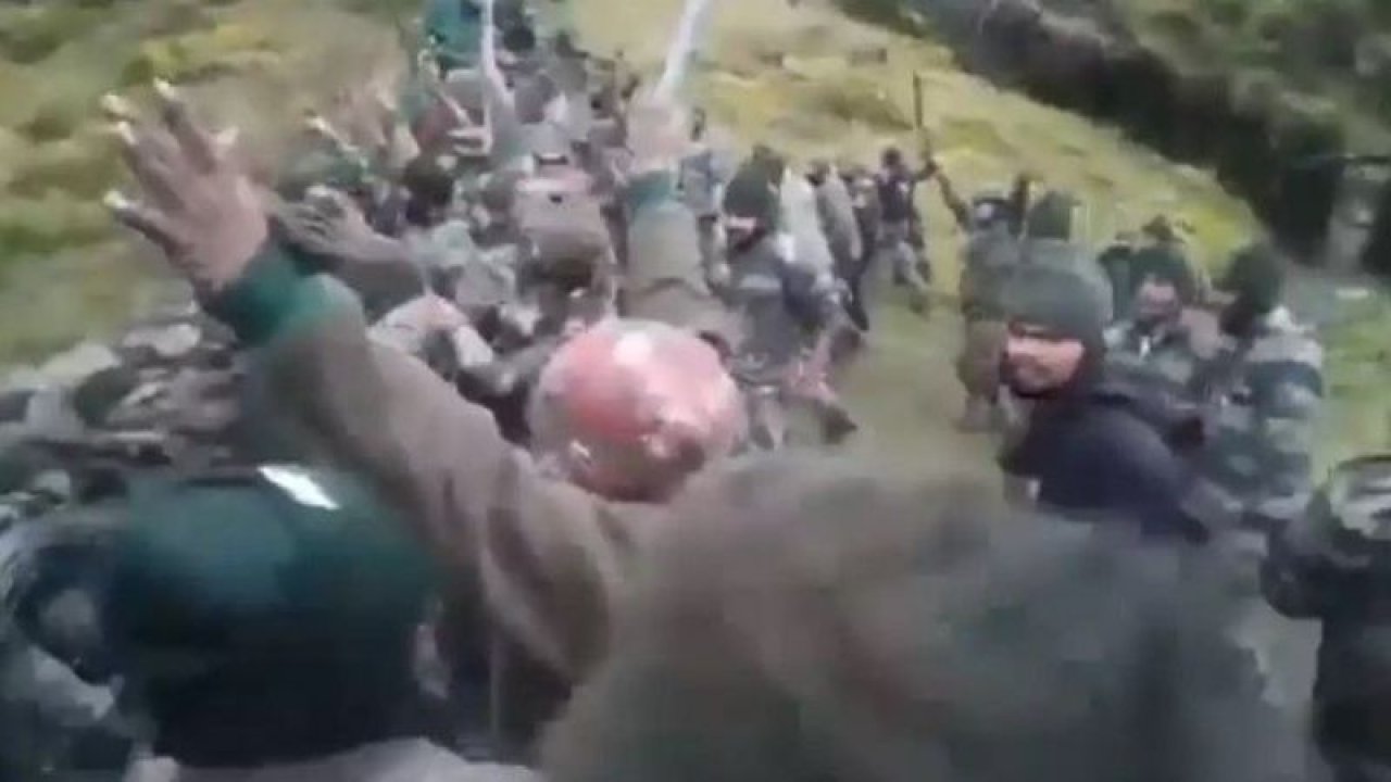 Tartışmalı Sikkim bölgesinde Hint ve Çinli askerler sopalarla kavga etti