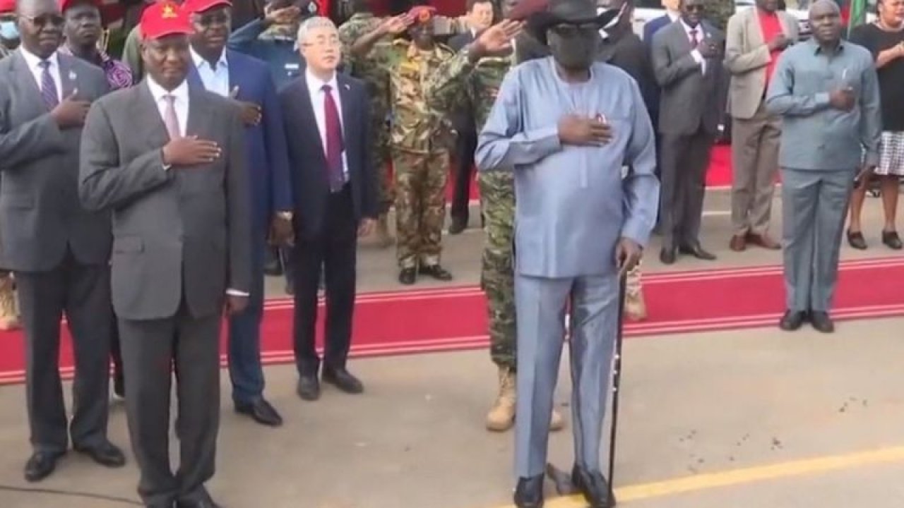 Güney Sudan Devlet Başkanı milli marş okunurken altına kaçırdı