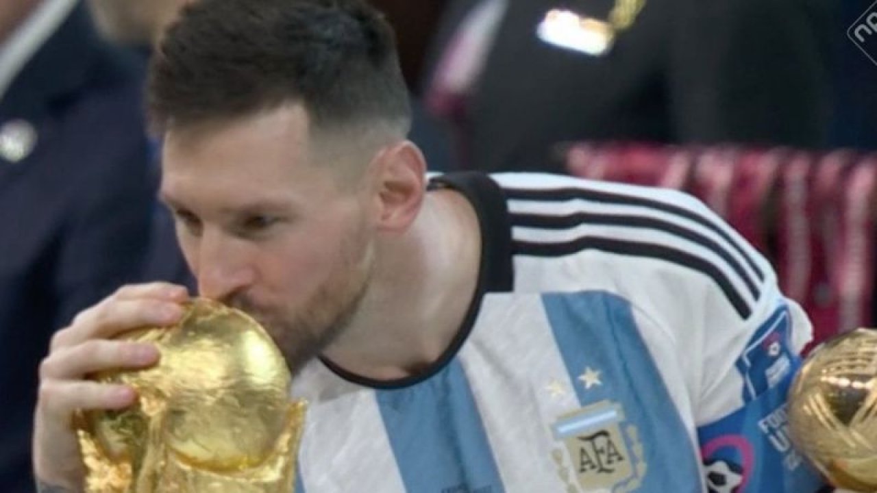 2022 FIFA Dünya Kupası'nın sahibi Arjantin oldu! Messi kupayı öpmeye doyamadı!