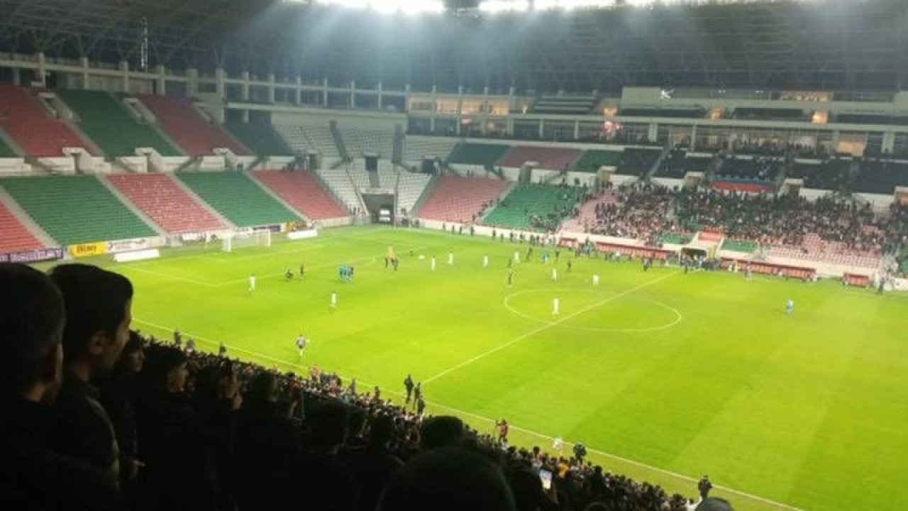 Amedspor - Menemenspor maçında flaş olay! İstiklal Marşı'nda ayağa kalkmayanlar gözaltına alındı