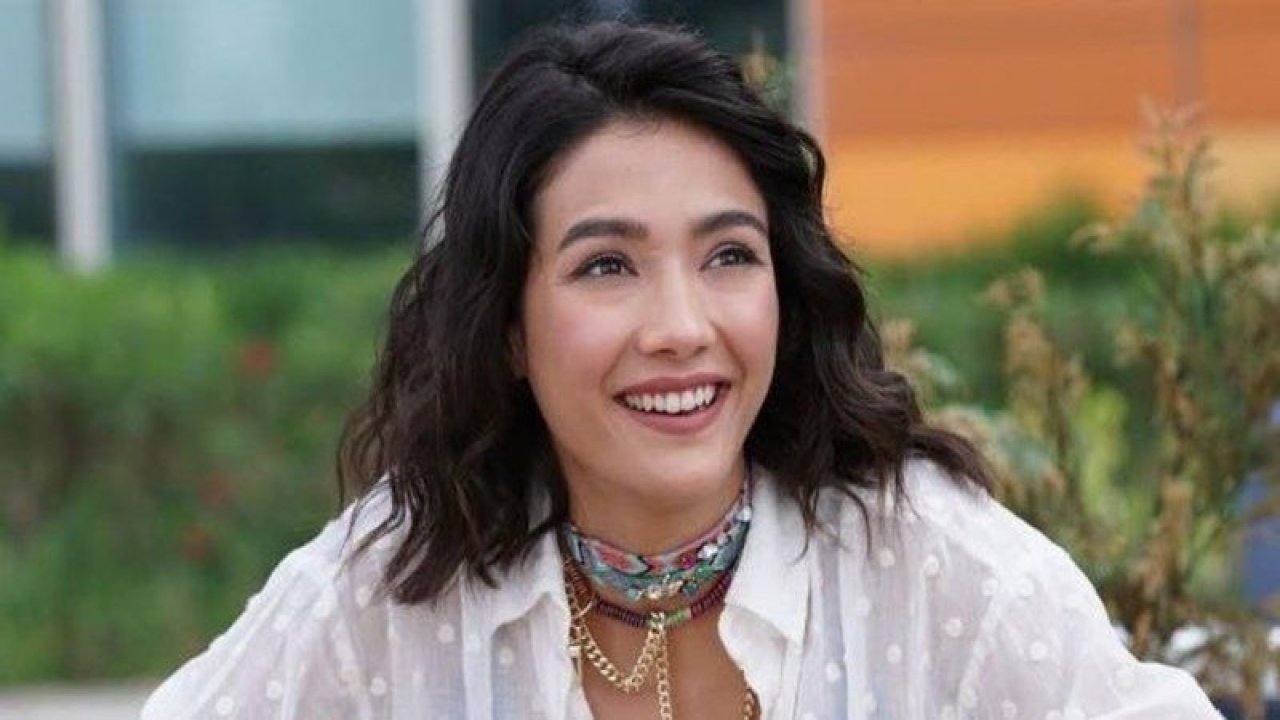 Aybüke Pusat soğuk havada transparan elbise giydi!  Her şeyi belli oldu!